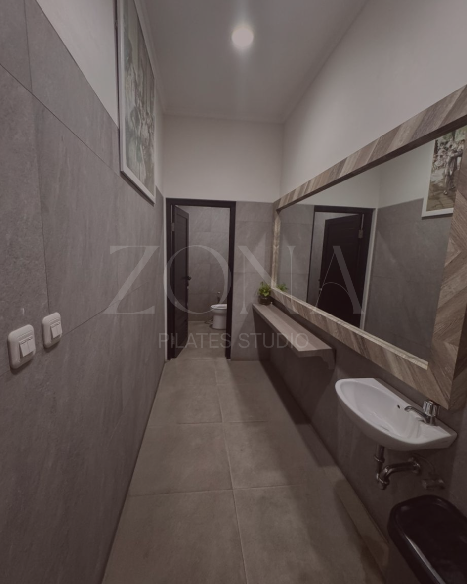 Toilet khusus perempuan di ZONA Studio Bogor